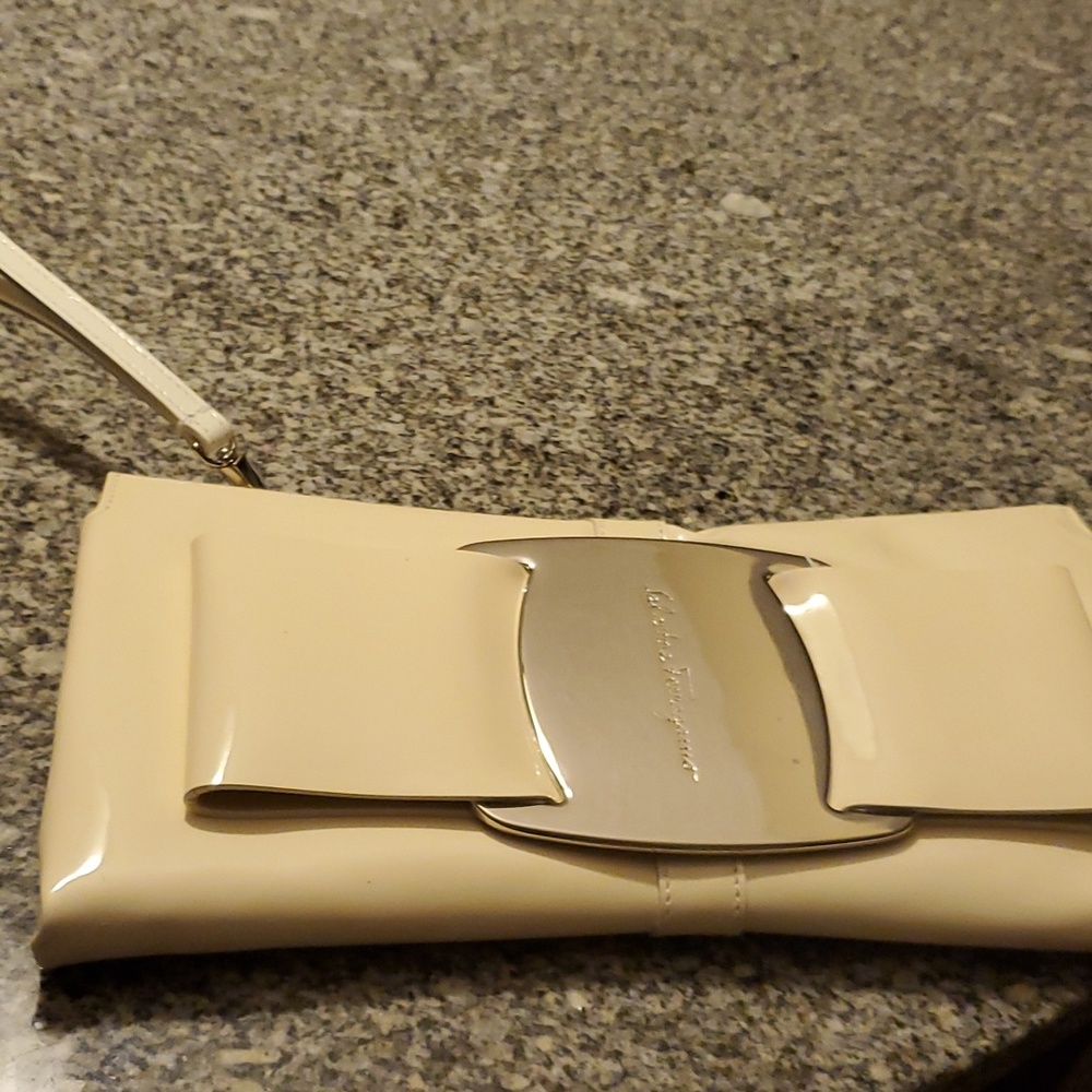 Cream wristlet